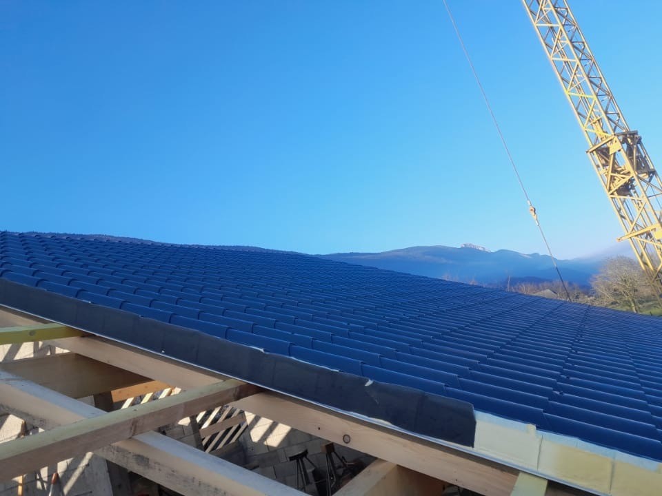 Toiture bac acier bleu, chantier Luxtoles