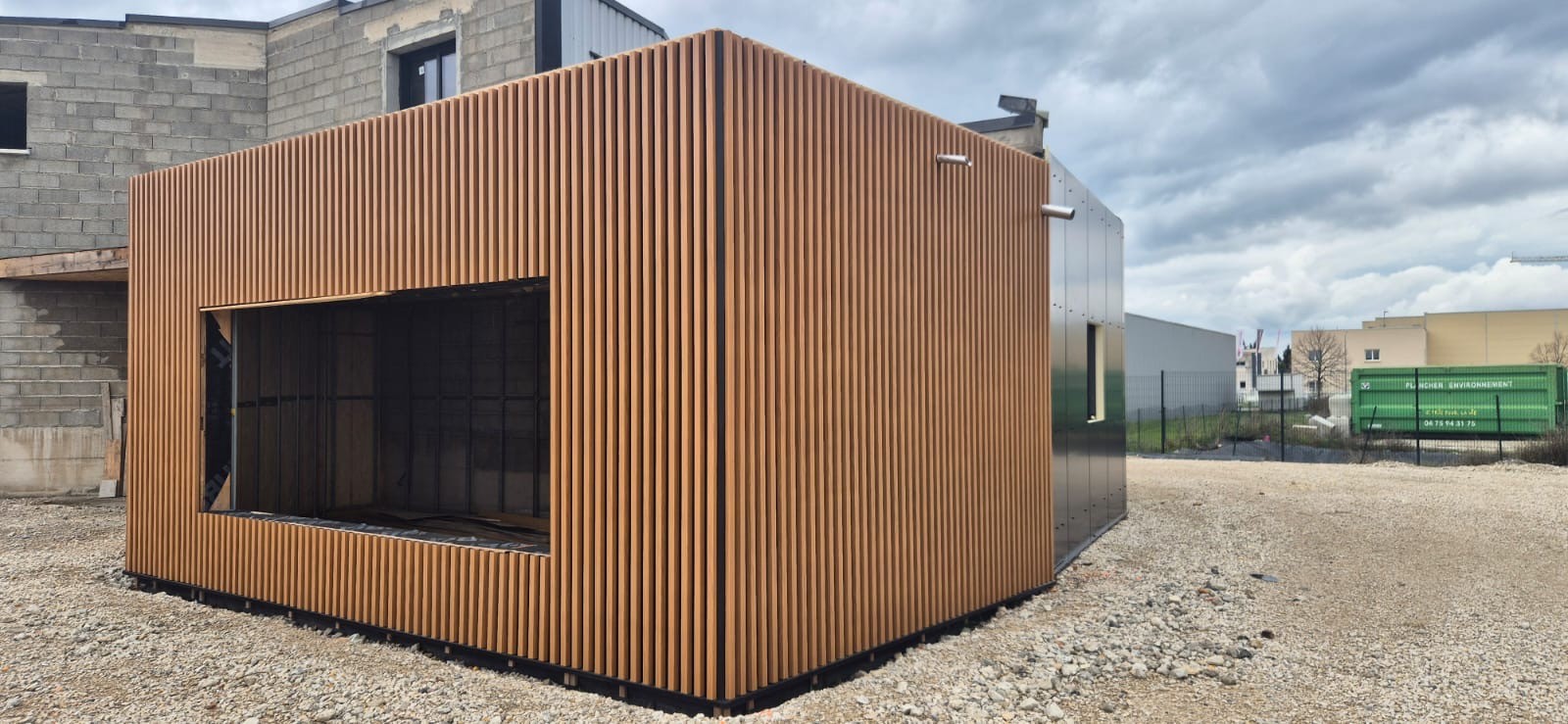 Bardage isolé imitation bois, finition architecturale